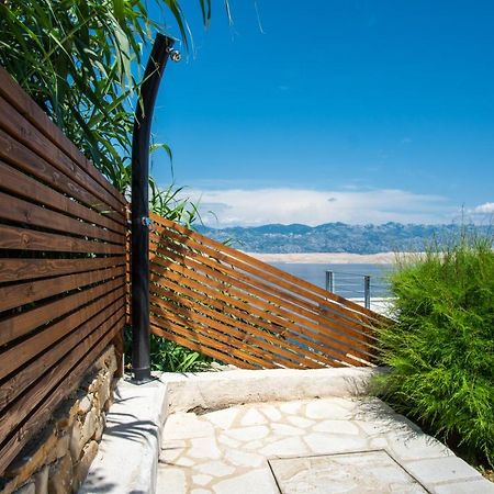 A White Cliffside Studio Pag Town Exterior photo