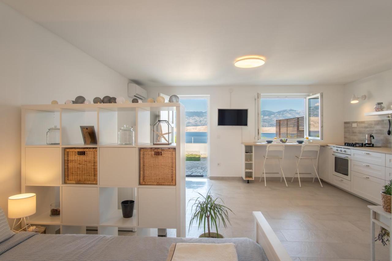A White Cliffside Studio Pag Town Exterior photo
