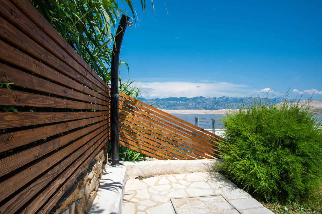 A White Cliffside Studio Pag Town Exterior photo