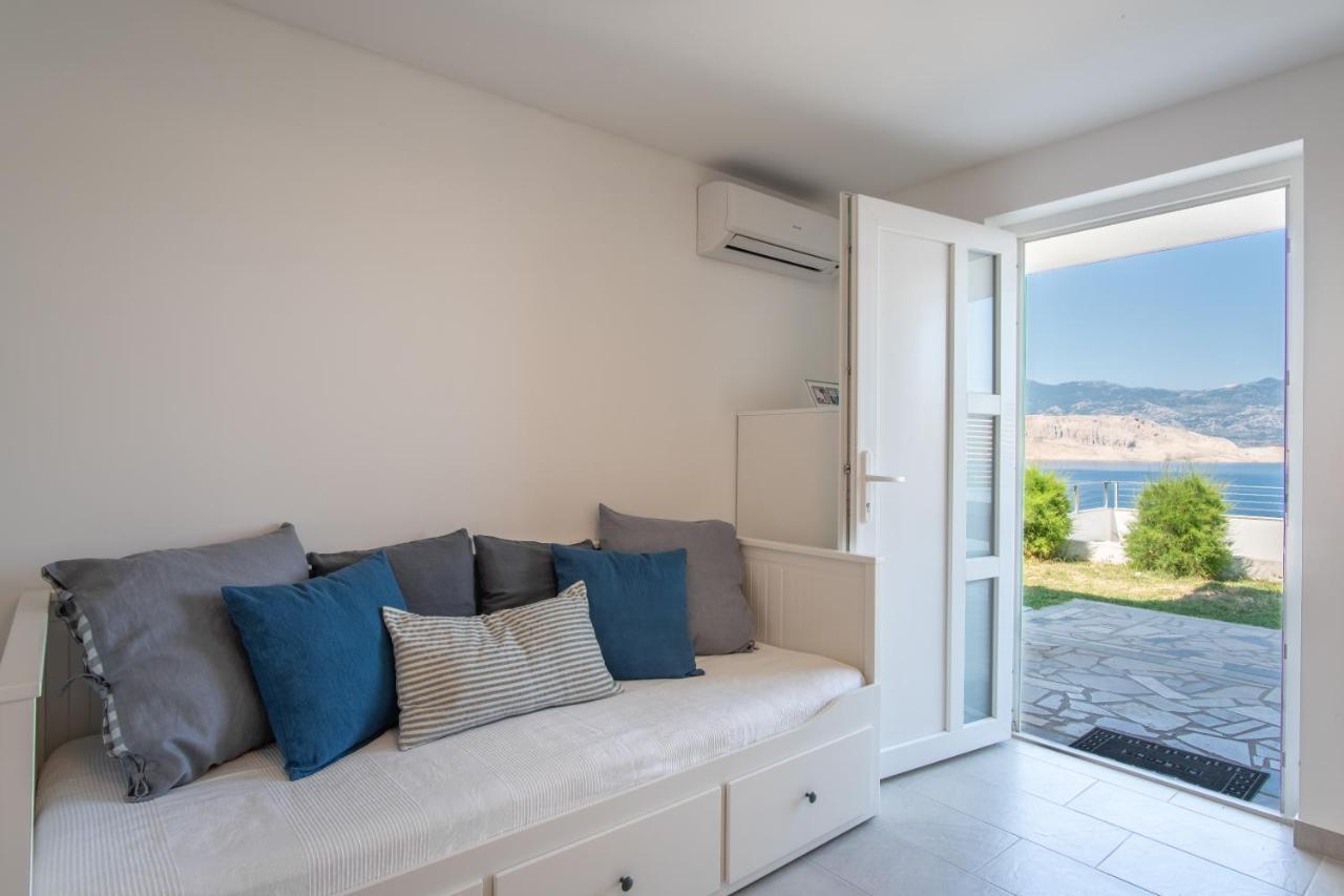 A White Cliffside Studio Pag Town Exterior photo
